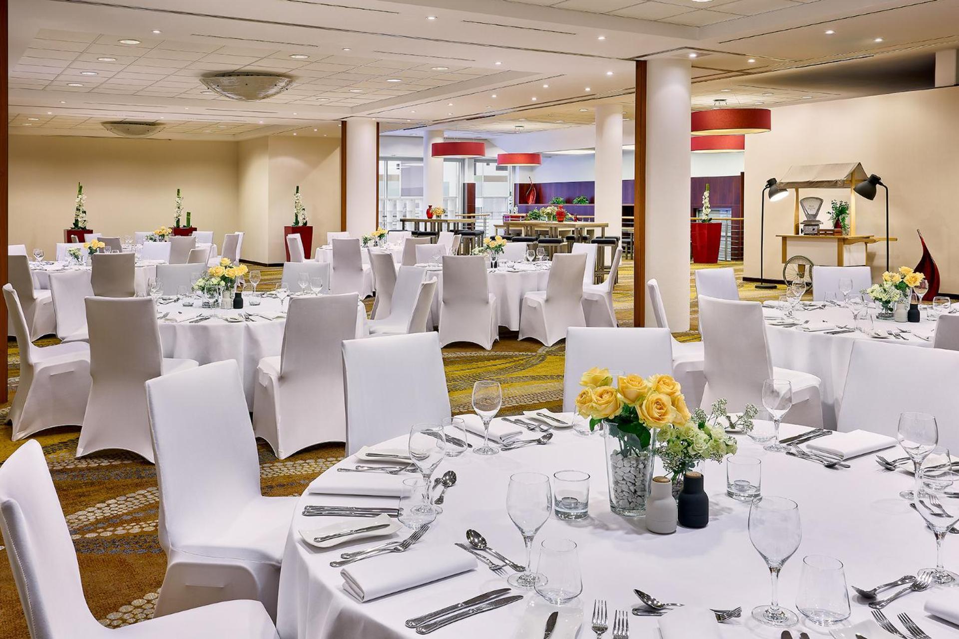 Отель Courtyard By Marriott Duesseldorf Hafen Экстерьер фото