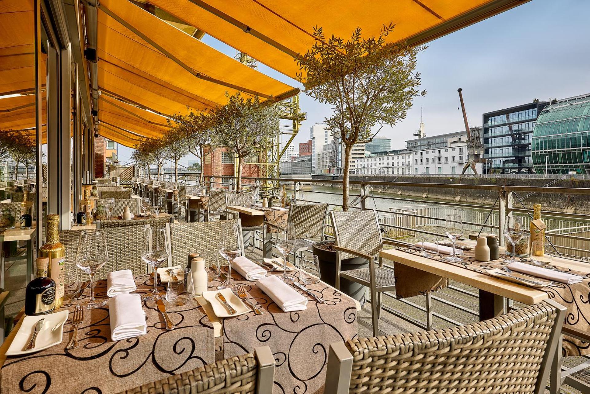 Отель Courtyard By Marriott Duesseldorf Hafen Экстерьер фото