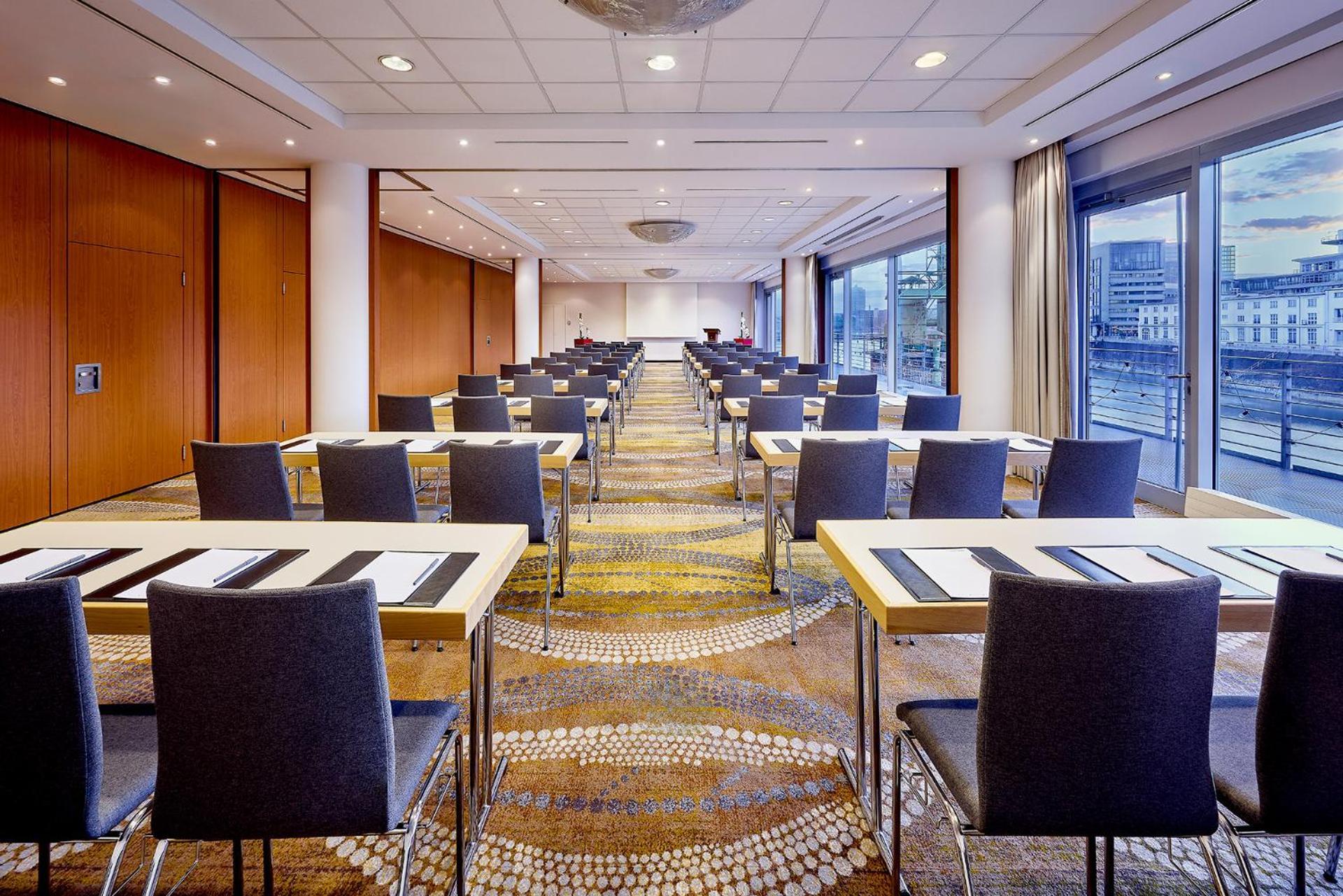 Отель Courtyard By Marriott Duesseldorf Hafen Экстерьер фото