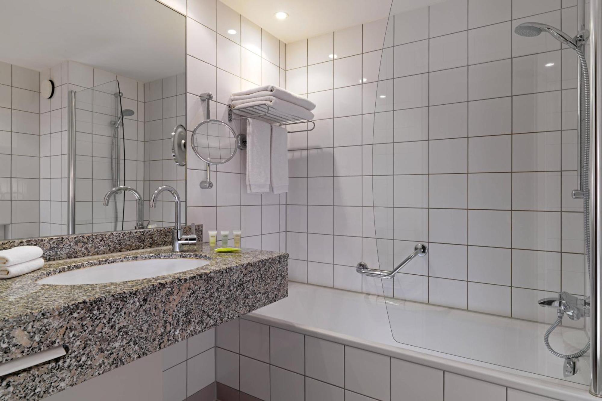 Отель Courtyard By Marriott Duesseldorf Hafen Экстерьер фото