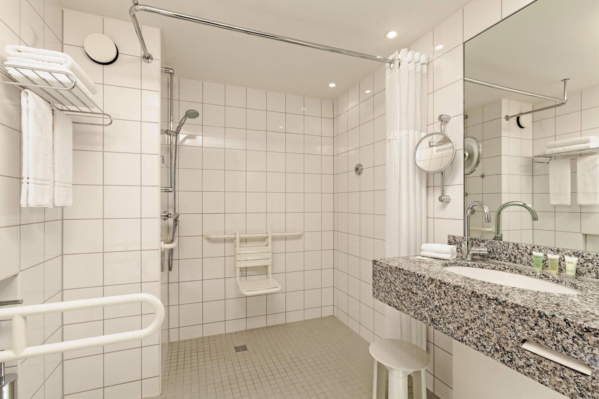 Отель Courtyard By Marriott Duesseldorf Hafen Экстерьер фото