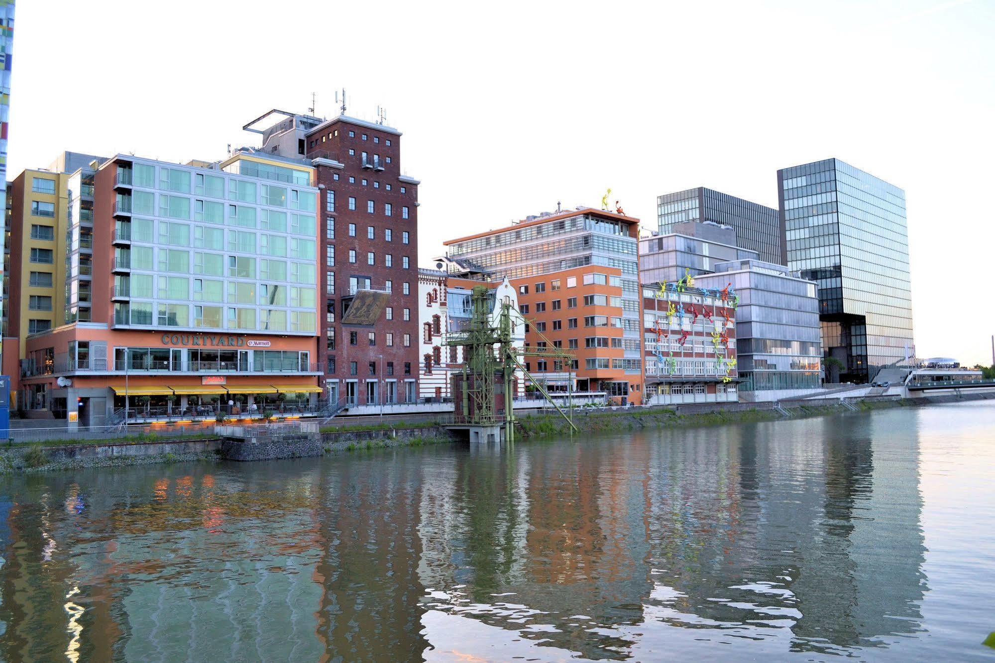 Отель Courtyard By Marriott Duesseldorf Hafen Экстерьер фото