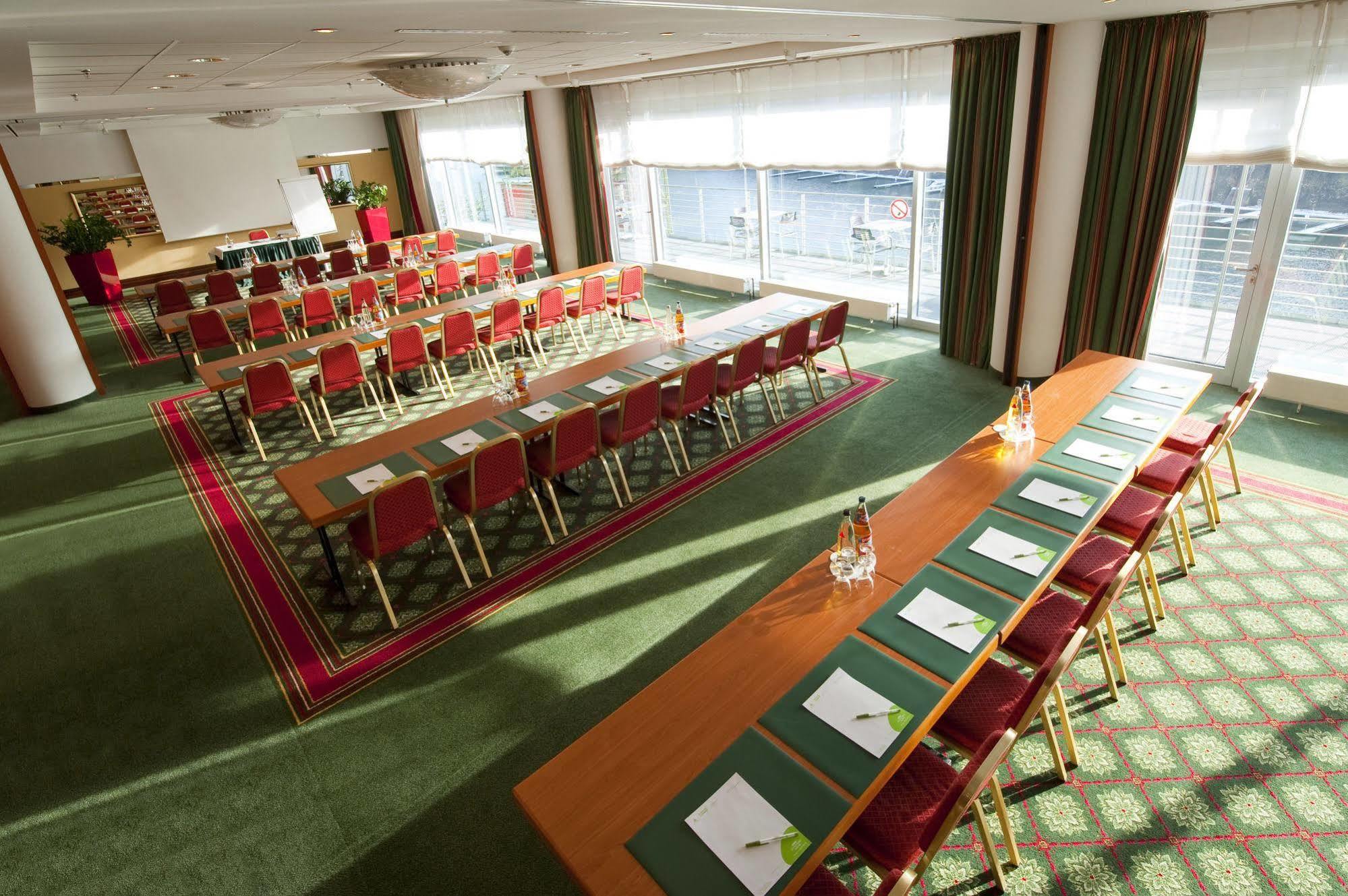 Отель Courtyard By Marriott Duesseldorf Hafen Экстерьер фото