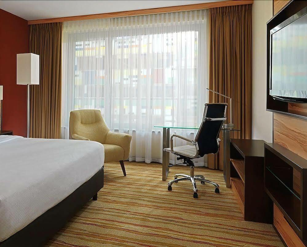 Отель Courtyard By Marriott Duesseldorf Hafen Экстерьер фото